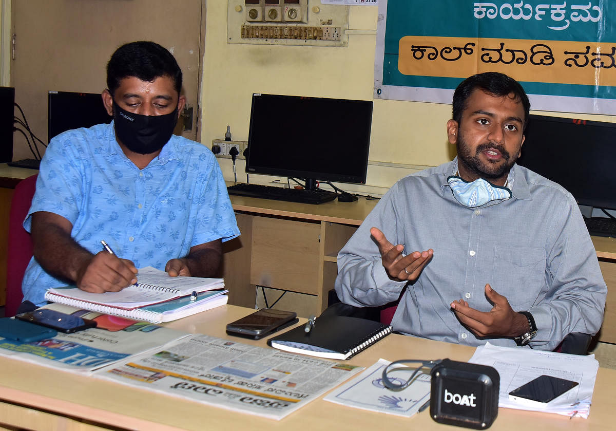 Mangaluru City Corporation (MCC) Commissioner Akshy Sridhar (R). Credit: DH