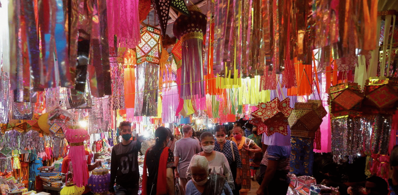People shop for lanterns at a market before Diwali, the Hindu festival of lights, amid the spread of the coronavirus disease (COVID-19) in Mumbai. Credit: Reuters Photo