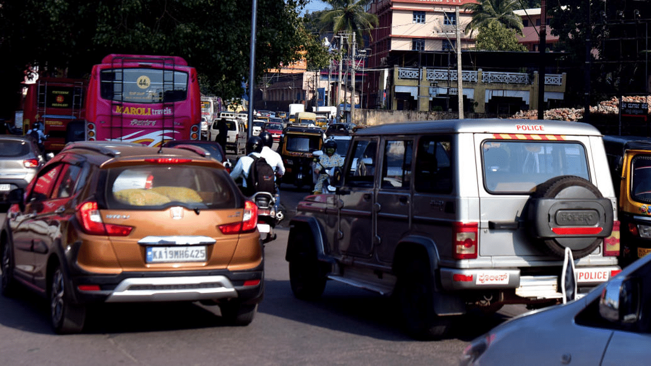 A glimpse of traffic congestion at PVS Circle in Mangaluru. Credits: DH Photo