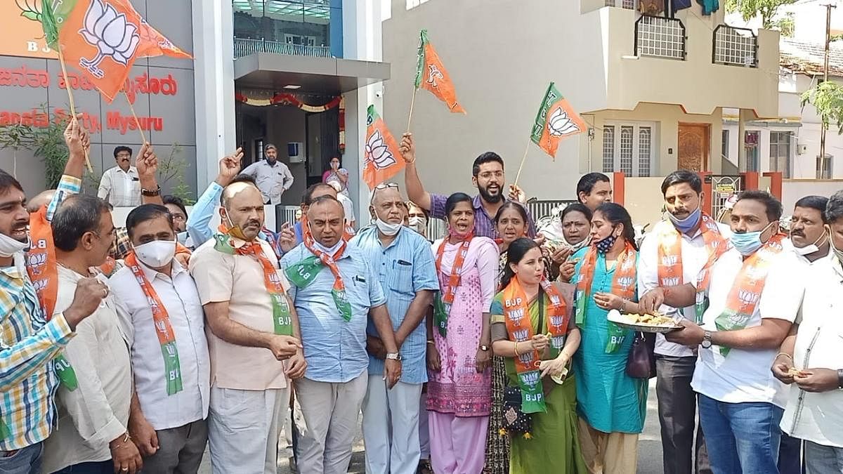 BJP leaders and members celebrate the victory of their party in the bypolls and also in the Bihar Assembly elections, at their party office in Mysuru on Tuesday. DH Photo