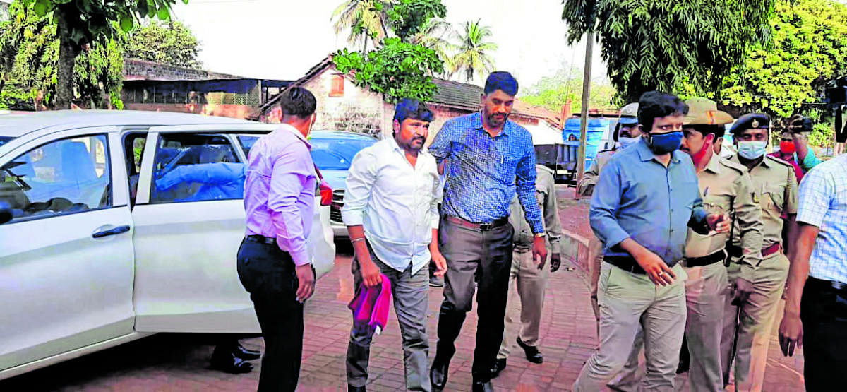 CBI officials bring Congress leader Vinay Kulkarni to the central prison at Hindalga in Belagavi on Monday. Credit: DH Photo