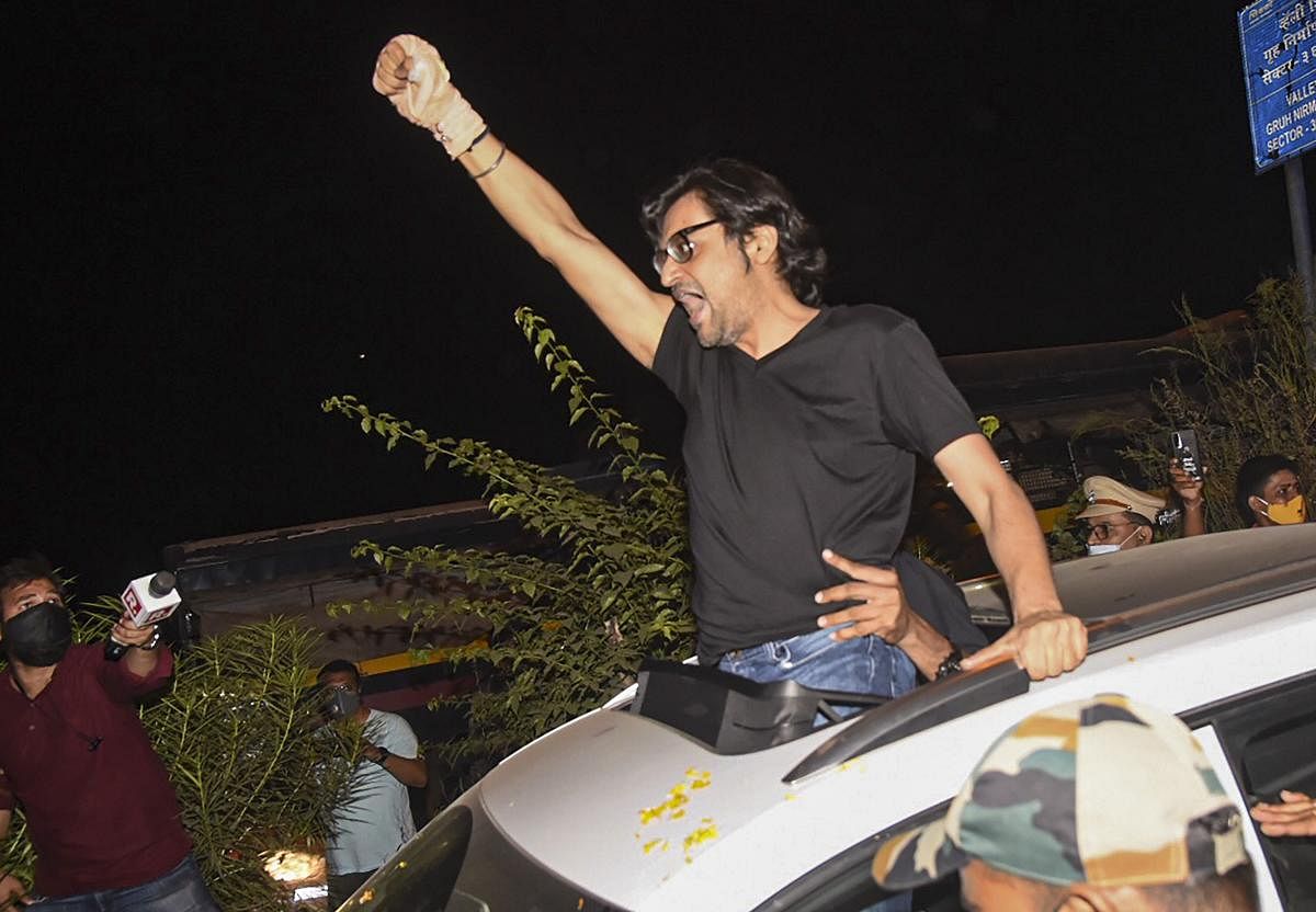 Republic TV Editor-In-Chief Arnab Goswami after being released from Taloja Central Jail on interim bail in the 2018 abetment to suicide case, in Navi Mumbai, Wednesday, Nov. 11, 2020. (PTI Photo)