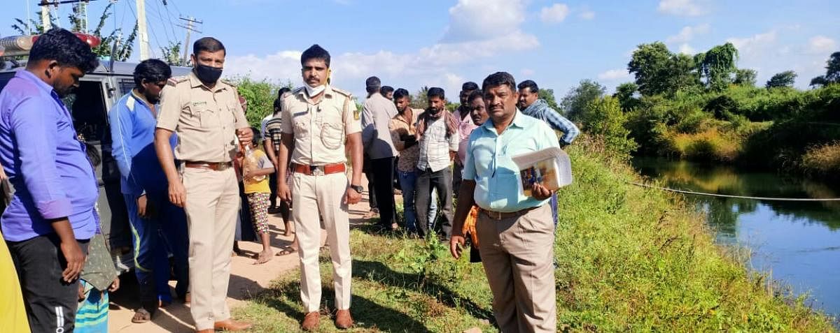 Police along with locals engage in a search operation at Harangi canal at Aragalli in Konanoor.