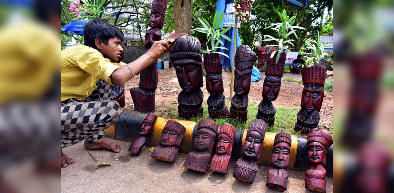An artist gives final touch to the wood work. Credit: DH Photos/Govindraj Javali