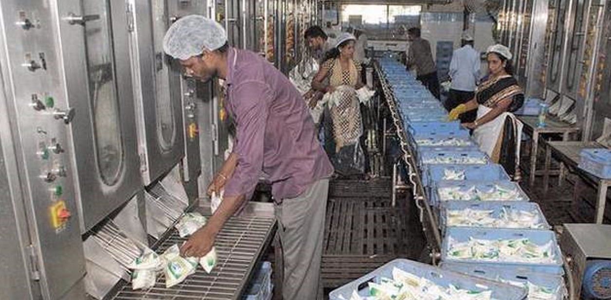 The DKMUL has stock of milk powder and butter worth Rs 25 crore. As the schools are yet to reopen, the Ksheera Bhagya scheme could not be implemented. Without Ksheera Bhagya, the Union is facing the threat of loss. Credit: DH File Photo/ Representative