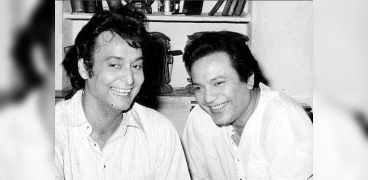 Soumitra Chatterjee and Uttam Kumar picture. Credit: Twitter @FilmHistoryPic