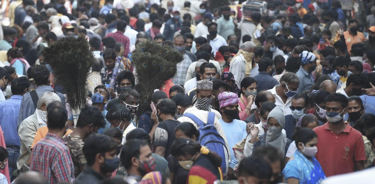 Shoppers visit a crowded Baratooti Bazar during 'Dhanteras' festival on the eve of 'Diwali', amid the ongoing coronavirus pandemic, in New Delhi, Friday, Nov. 13, 2020. Credit: PTI Photo