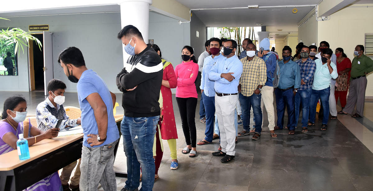 Students enrol for Covid test conducted by the University of Mysore at Rani Bahadur Hall of Manasagangotri in Mysuru on Tuesday. DH PHOTO