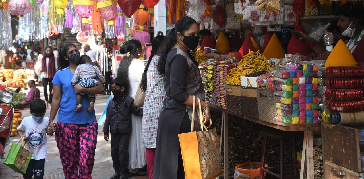 People shopping at Malleshwaram, ahead of Deepavali festival, amidst the spread of the coronavirus disease. Credit: DH Photo/B H Shivakumar