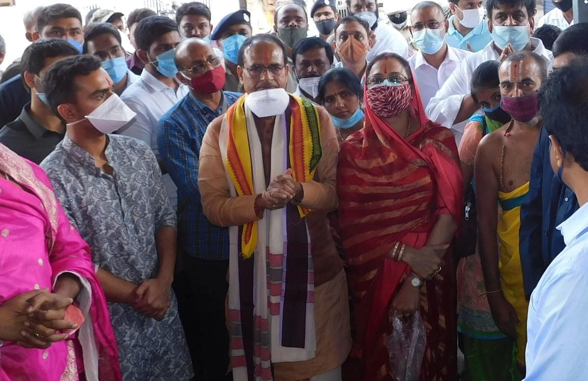 Madhya Pradesh Chief Minister Shivraj Singh Chouhan and family members during a visit to Melkote temple in Mandya district on Wednesday. DH PHOTO