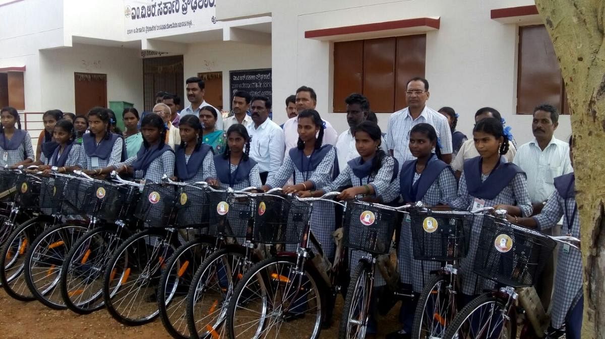 Karnataka govt began providing free bicycles to government school students in 2006-07. DH File Photo