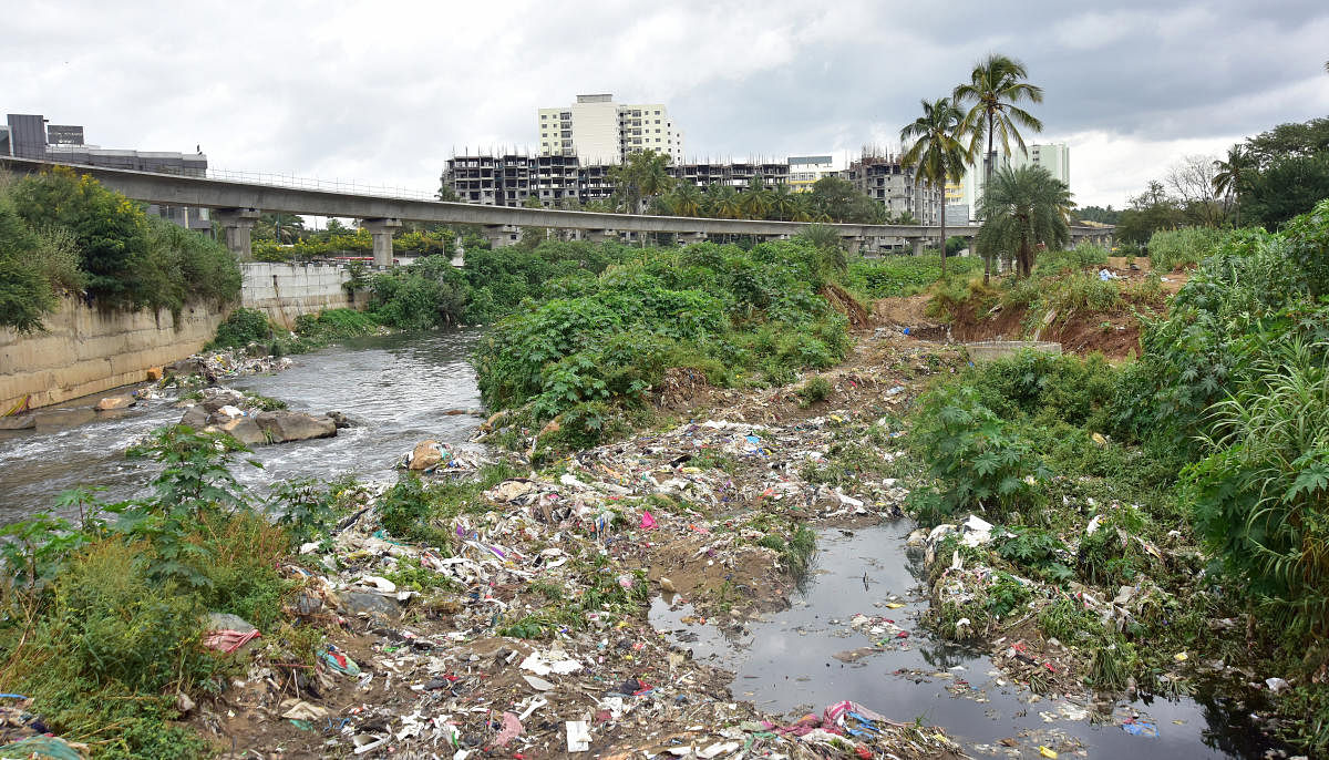 Waste is dumped indiscriminately in Vrishabhavathi during nights and pre-dawn hours, to escape scrutiny by agencies. FILE PIC/ DH PHOTO