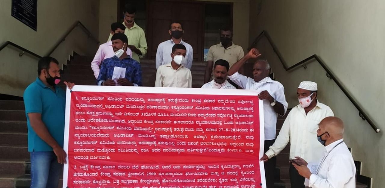Karnataka Pranta Raitha Sangha leaders staged a protest in front of the DC’s office in Madikeri on Saturday. Credit: DH photo.
