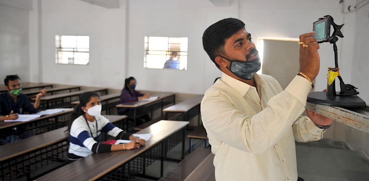 A lecturer adjust the camera to facilitate online learning at Seshadripuram Degree College, Bengaluru, on November 17. Credit: DH photo/Pushkar V.