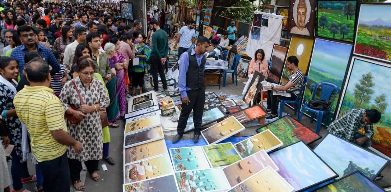 Chitra Santhe, held on Kumara Krupa Road in January every year, attracts a large crowd of artists and art aficionados. Credit: DH file photo.