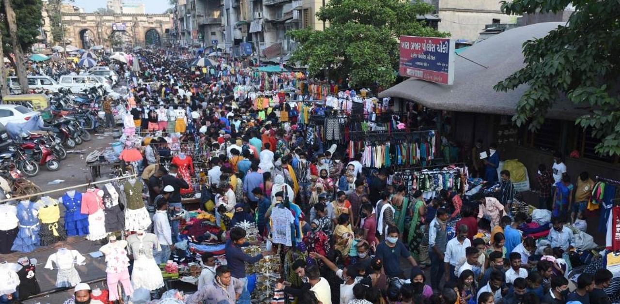 Shoppers throng a market area between Teen Darwaja and Bhadrakali Temple amid the Covid-19 pandemic in Gujarat. Credit: AFP Photo