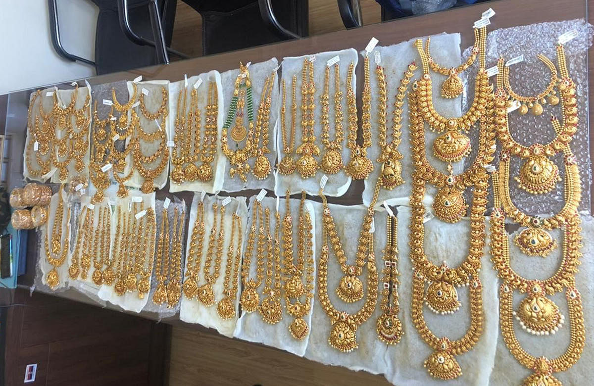 City Market police caught two persons carrying gold jewellery without any documents at the vehicle checkpoint near Doddapet. 6.05 kg gold jewellery seized. Credit: DH photo.