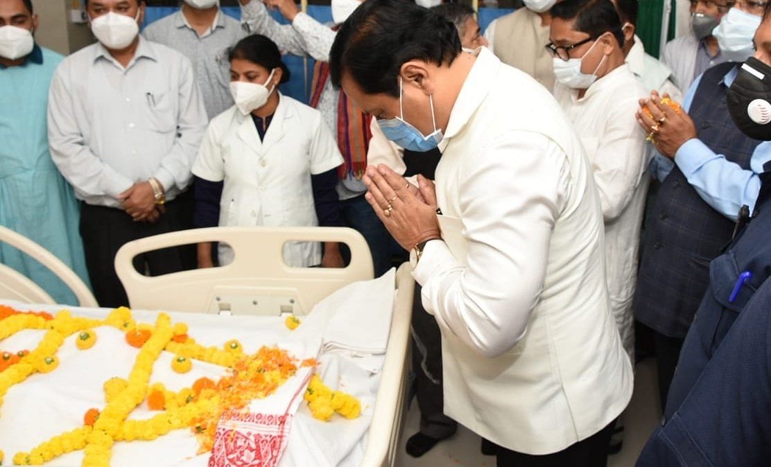 Assam Chief Minister Sarbananda Sonowal pays tribute to the mortal remains of former Assam chief minister Tarun Gogoi at Gauhati Medical College Hospital in Guwahati, Monday, Nov. 23, 2020. Credit: Twitter/@sarbanandsonwal