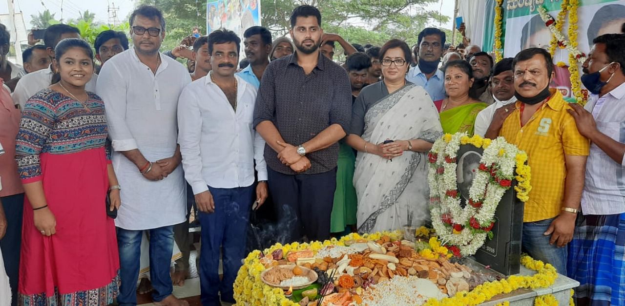 MP and late actor-politician Ambareesh's wife A Sumalatha, son Abhishek, actor Darshan and others observe the second death anniversary of the late actor, at Doddarasinakere near Bharathinagar in Mandya district on Tuesday. Credit: DH.