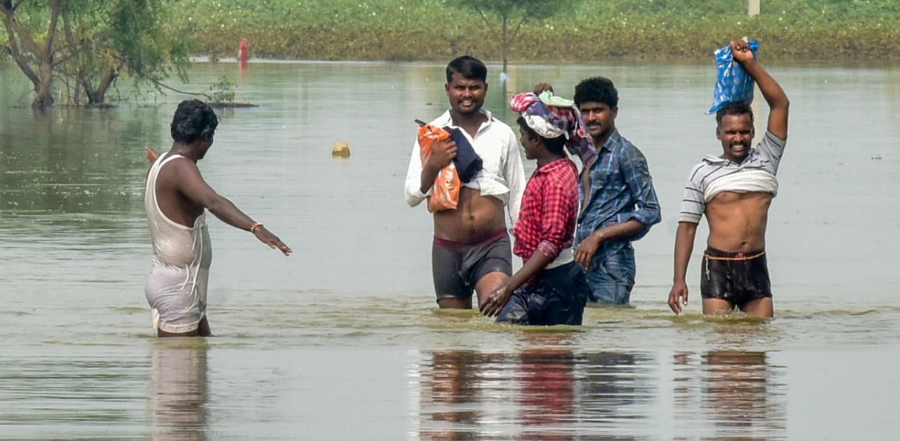 Residents of Kona Hippara village in Jewargi taluk of Kalaburagi leave their homes after the Bhima River breached and flooded their homes, on October 15. 2020. Credit: DH photo/Prashanth H G.
