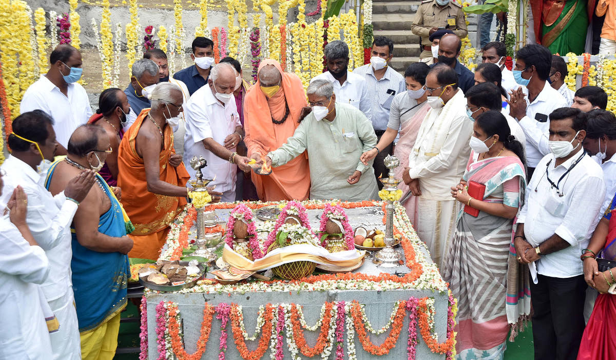 Chief Minister B S Yediyurappa lays foundation stone for the reconstruction of Brahmaramba Mallikarjunaswamy temple, at T Narasipur taluk, Mysuru district on Wednesday. Credit: DH.