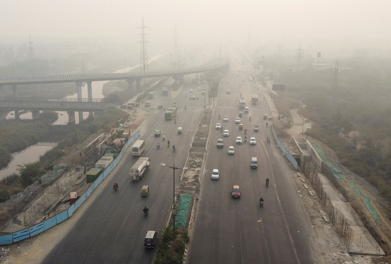 Traffic moves along a highway shrouded in smog in New Delhi. Credit: Reuters Photo