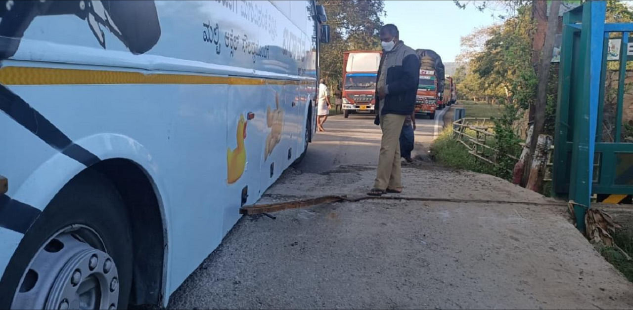 Photo of bus stuck. Credit: DH Phtoo