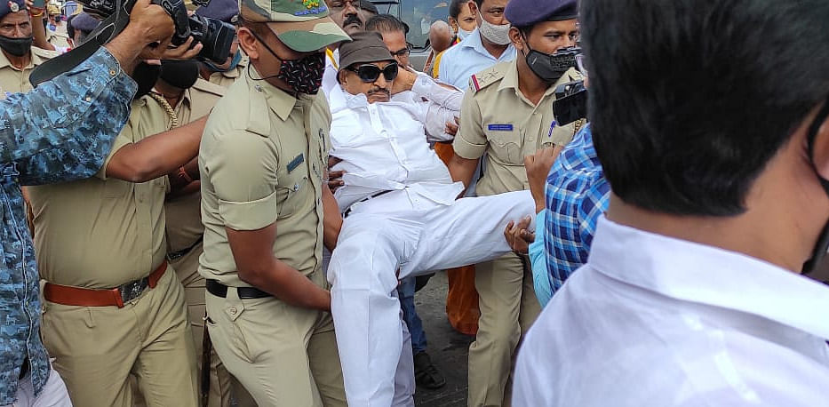 Kannada Chaluvali Vatal Paksha leader Vatal Nagaraj being carried by police towards police van at Hirebagewadi village in Belagavi taluk on Friday while he was on his way to stage protest before Suvarna Vidhan Soudha opposing formation of Maratha Development Corporation. Credit: DH Photo