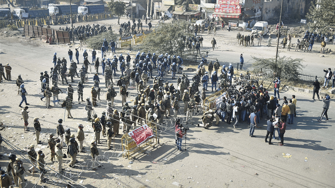 Delhi police deployed in large numbers to stop farmers coming to Delhi during their 'Delhi Chalo' protest against the new farm laws, at Singhu border. Credit: PTI Photo