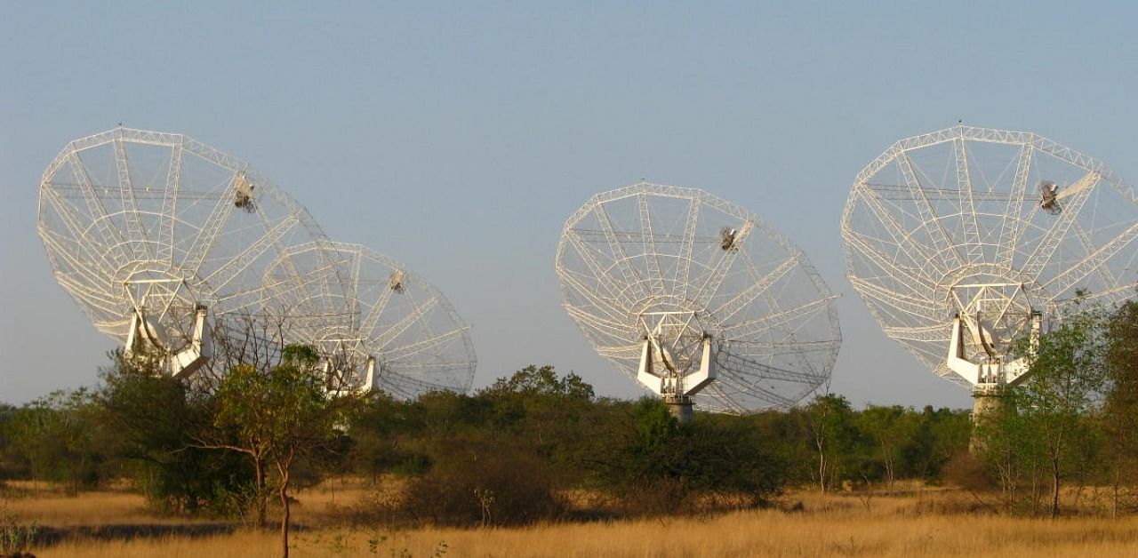 An array of the Giant Metrewave Radio Telescope. Credit: DH.