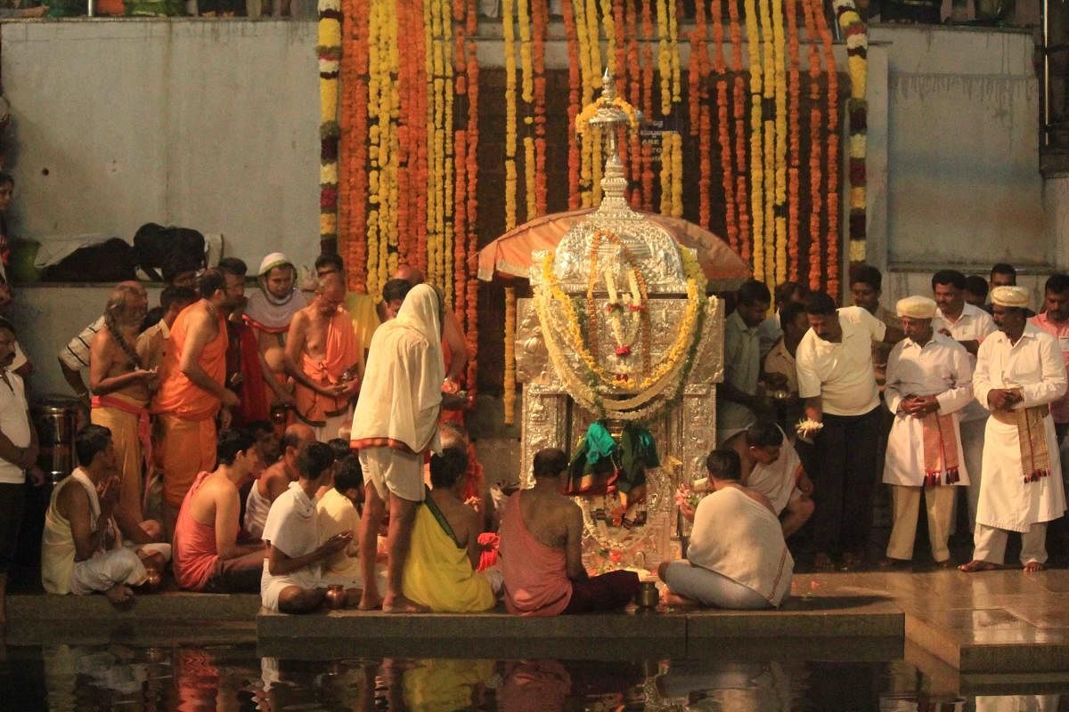 Priests offer prayers at Brahma Kundike prior to theerthodbhava at Talakaveri. DH File Photo