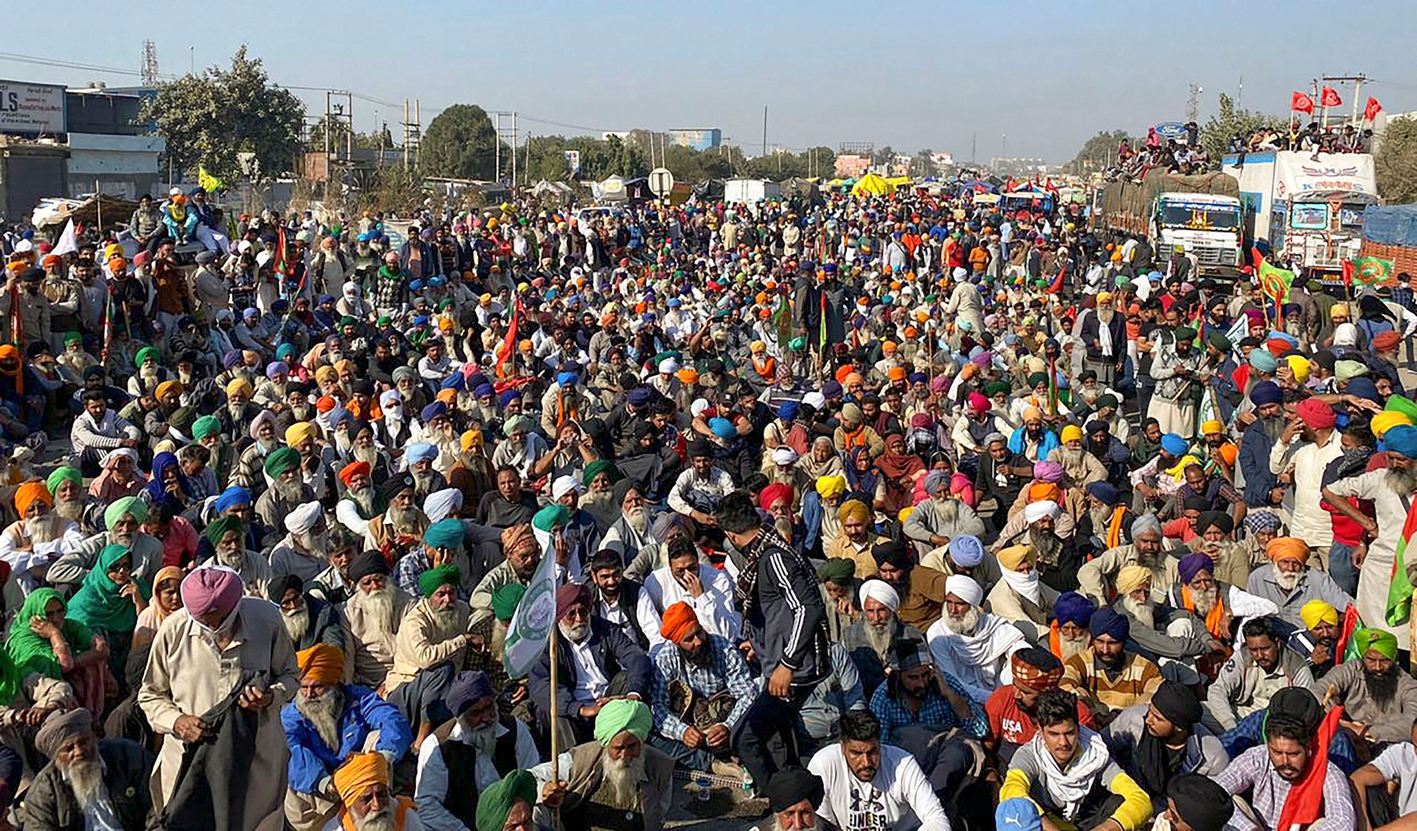 Farmers gathered at the Singhu border as part of their "Delhi Chalo" protest against Centre's new farm laws, in New Delhi, Saturday, Nov 28, 2020. Credit: PTI Photo