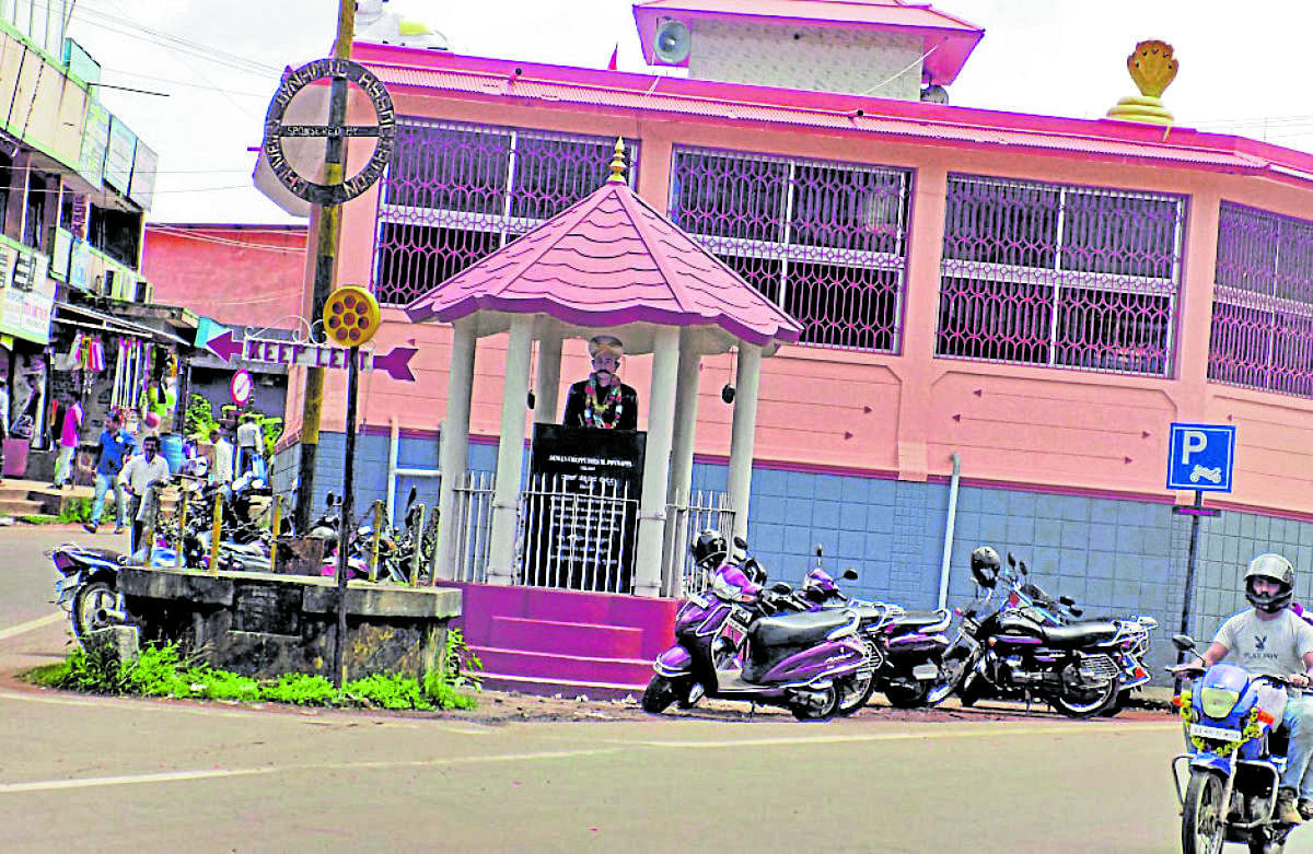 The statue of Diwan Ponnappa and Basaveshwara Temple in the heart of Ponnampet.