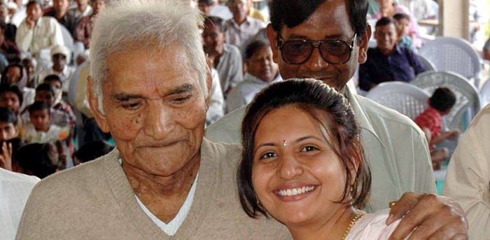 Baba Amte and Dr. Sheetal Amte-Karajgi. Credit: Facebook/Dr. Sheetal Amte-Karajgi