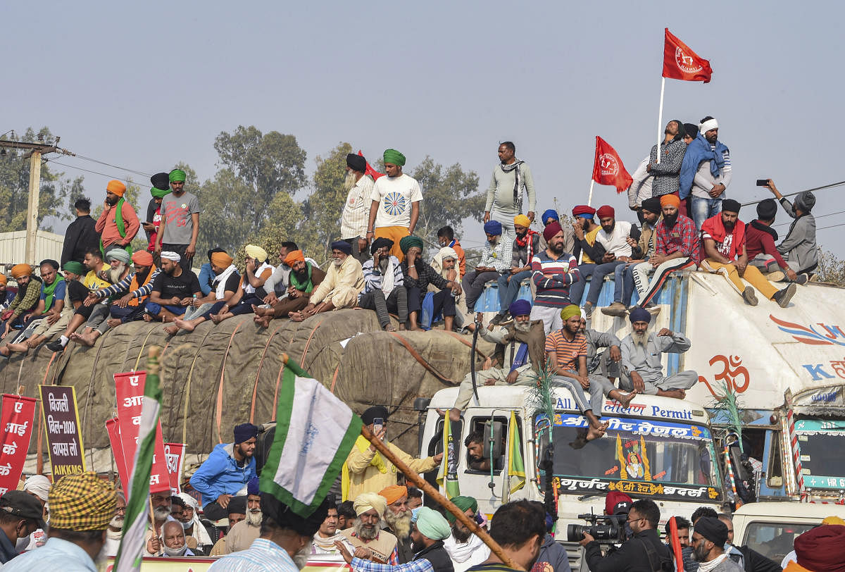 Farmers gather at the Singhu border during their ongoing 'Delhi Chalo' protest against Centre's new farm laws, in New Delhi. Credit: PTI