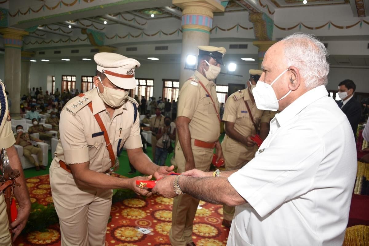 ACP (Traffic) S N Sandesh Kumar receives the gold medal from Chief Minister B S Yediyurappa in a programme at Vidhana Soudha in Bengaluru recently. Photo by special arrangement