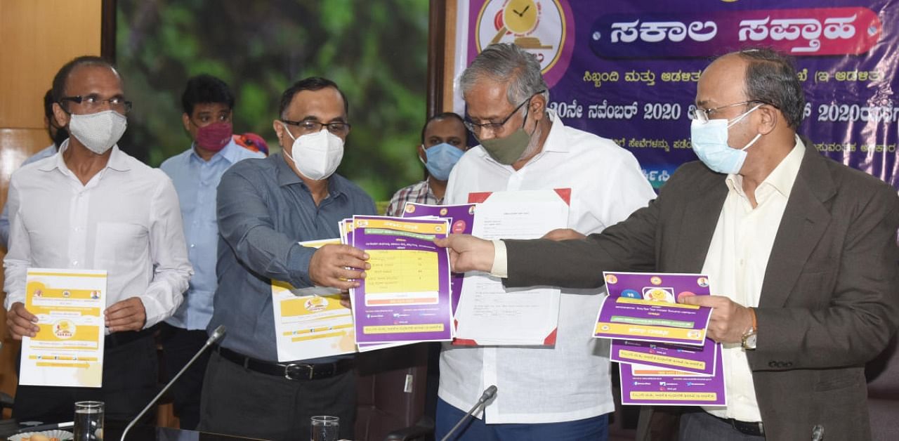 S Suresh Kumar, Primary and Secondary education and Sakala Minister handing over Sakala magazine to T M Vijay Bhaskar Chief Secretary to the mark of inauguration of Sakala Week programme by Department of Personal and Administration Reforms at Vidhana Soudha in Bengaluru. Credit: DH Photo