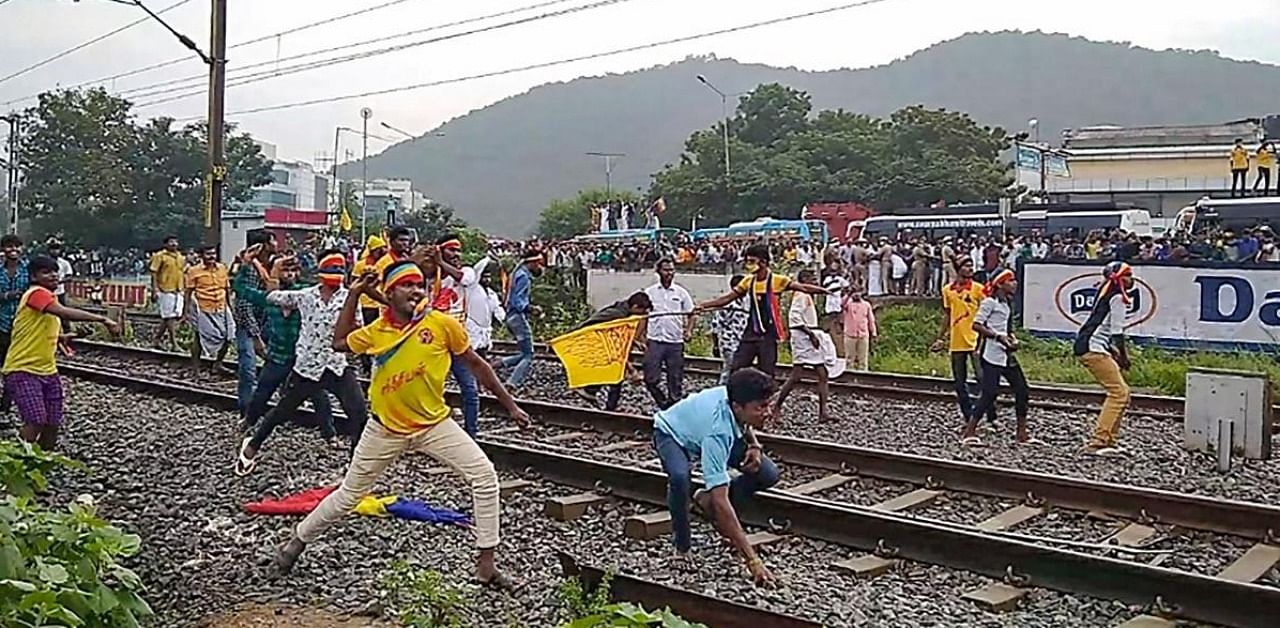 Pattali Makkal Katchi (PMK) workers pelt stones on the Ananthapuri Express coming from Thiruvananthapuram after they were stopped by police from entering Chennai to participate in a protest demonstration demanding reservation. Credit: PTI.