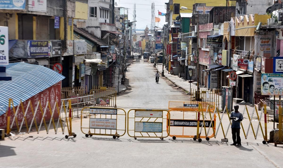 The Gandhi Bazaar in Shivamogga wore a deserted look on Friday. Credit: DH PHOTO