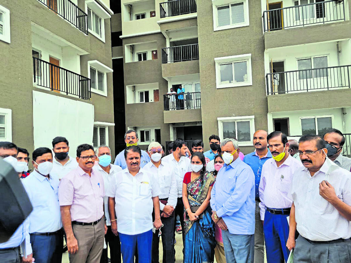 A team of Mysuru Urban Development Authority (MUDA), led by MUDA Chairman H V Rajeev and District In-charge Minister S T Somashekar, inspects the housing complex developed by Bengaluru Development Authority (BDA) at Kengeri in Bengaluru on Friday. DH PHOTO