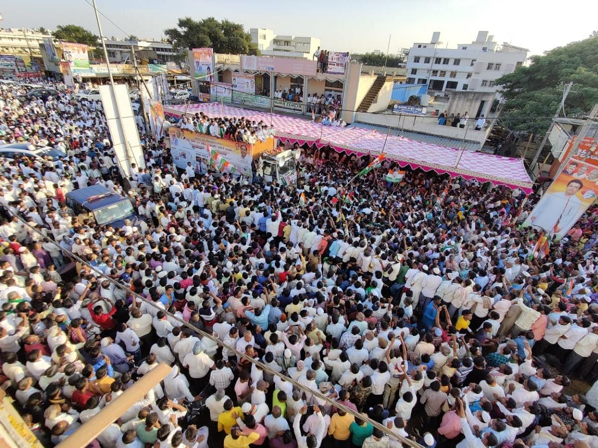 Congress leaders and workers stage a massive demonstration against Terdal BJP MLA Siddu Savadi at Mahalingapur in Bagalkot district on Saturday. Credit: DH PHOTO