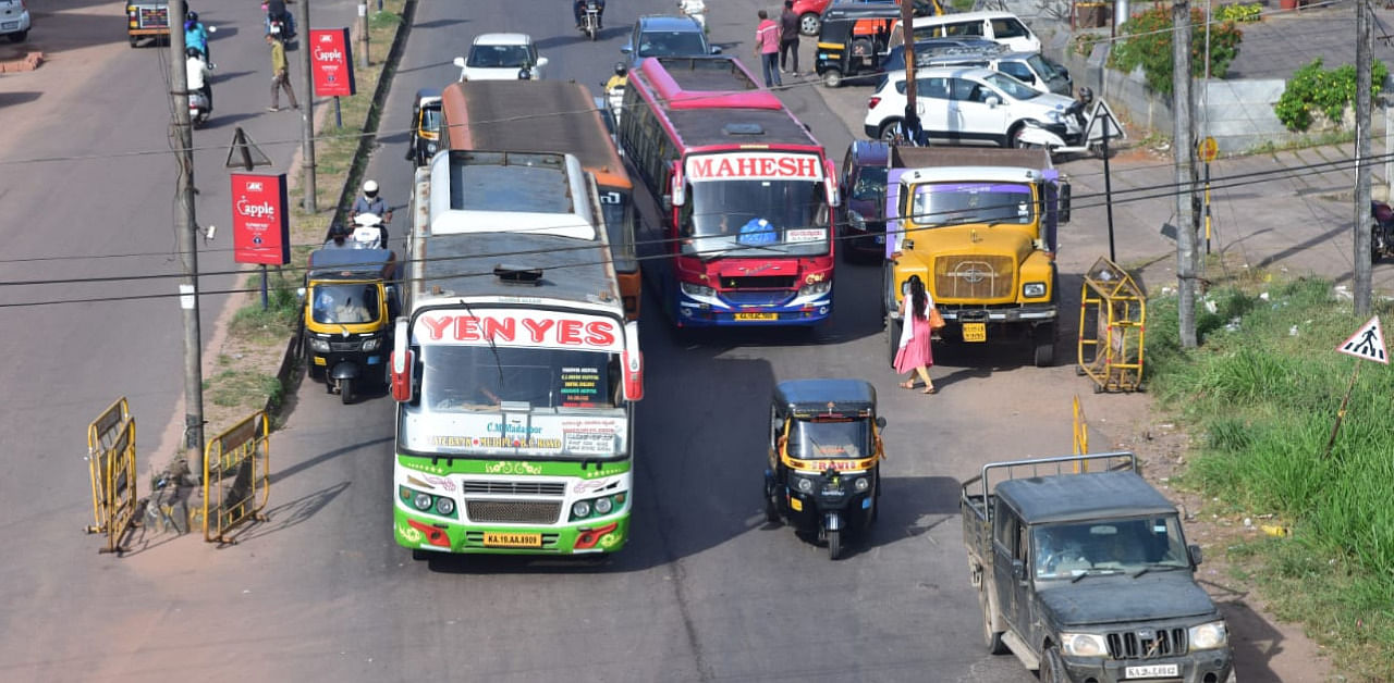 Buses running as per usual in Mangaluru. Credit: DH Photo