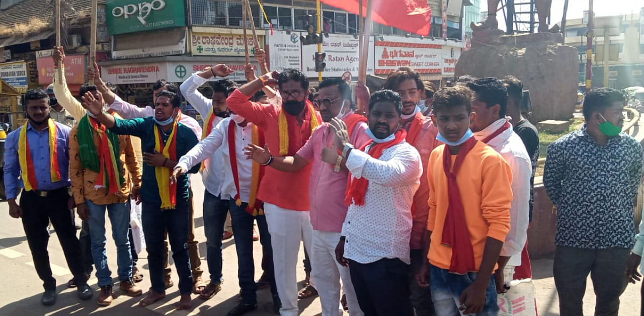 Pro-Kannada protest in Hubballi. Credit: DH Photo