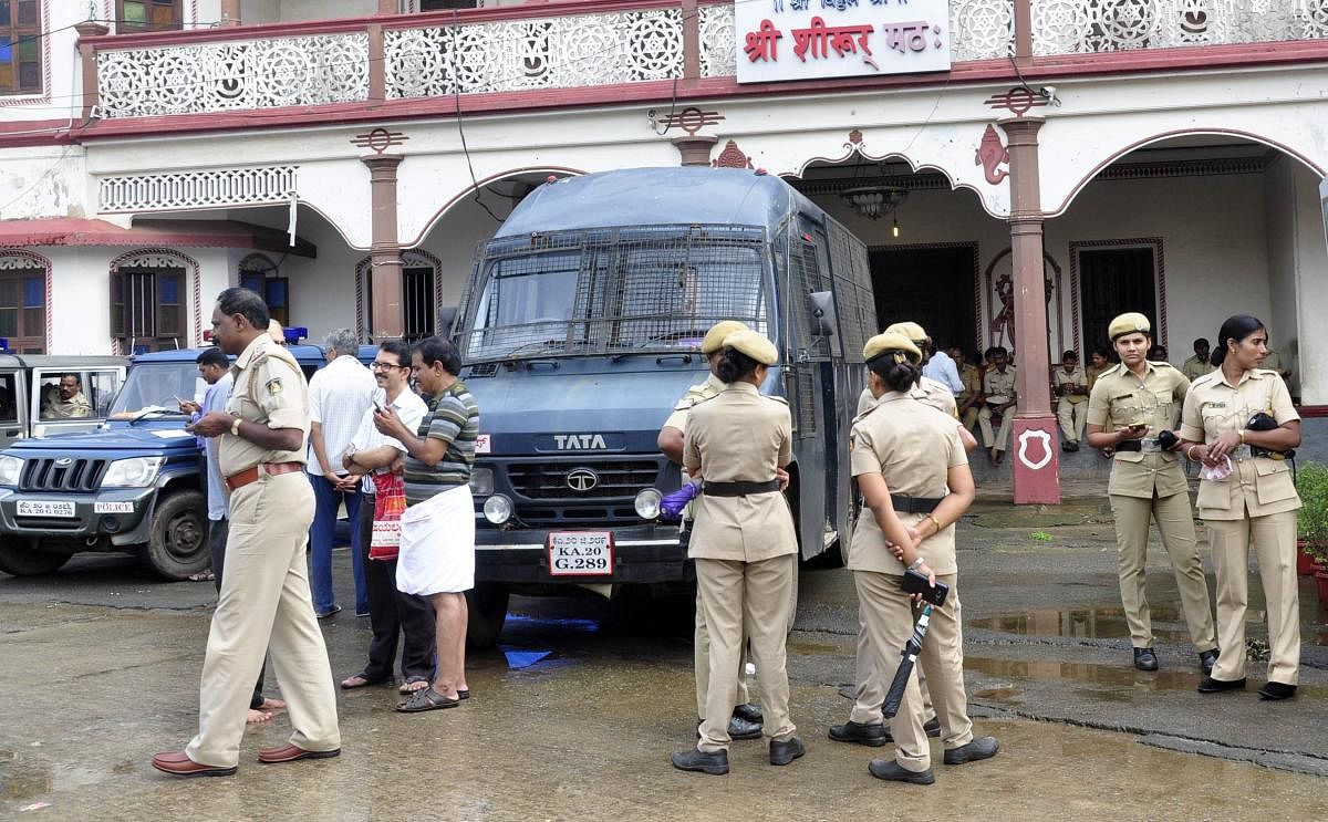 Police personnel outside the Shiroor mutt in Udupi. Credit: DH Photo