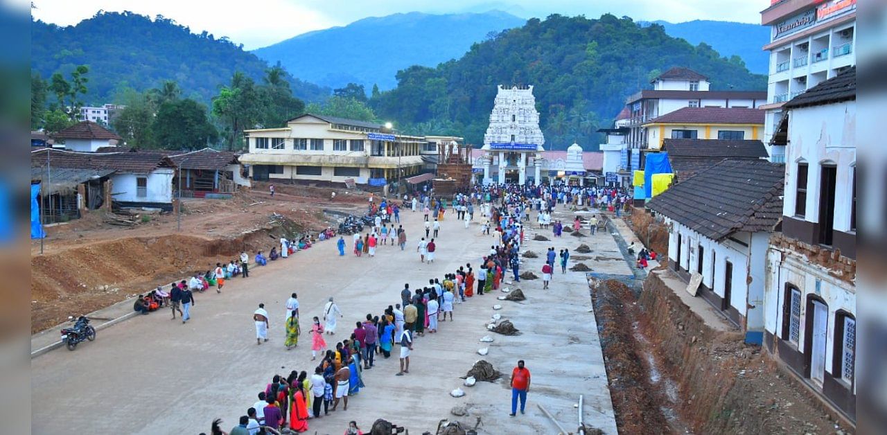 Kukke: Devotees standing in a long queue, at Kukke Subrahmanya Temple. Credit: DH Photo