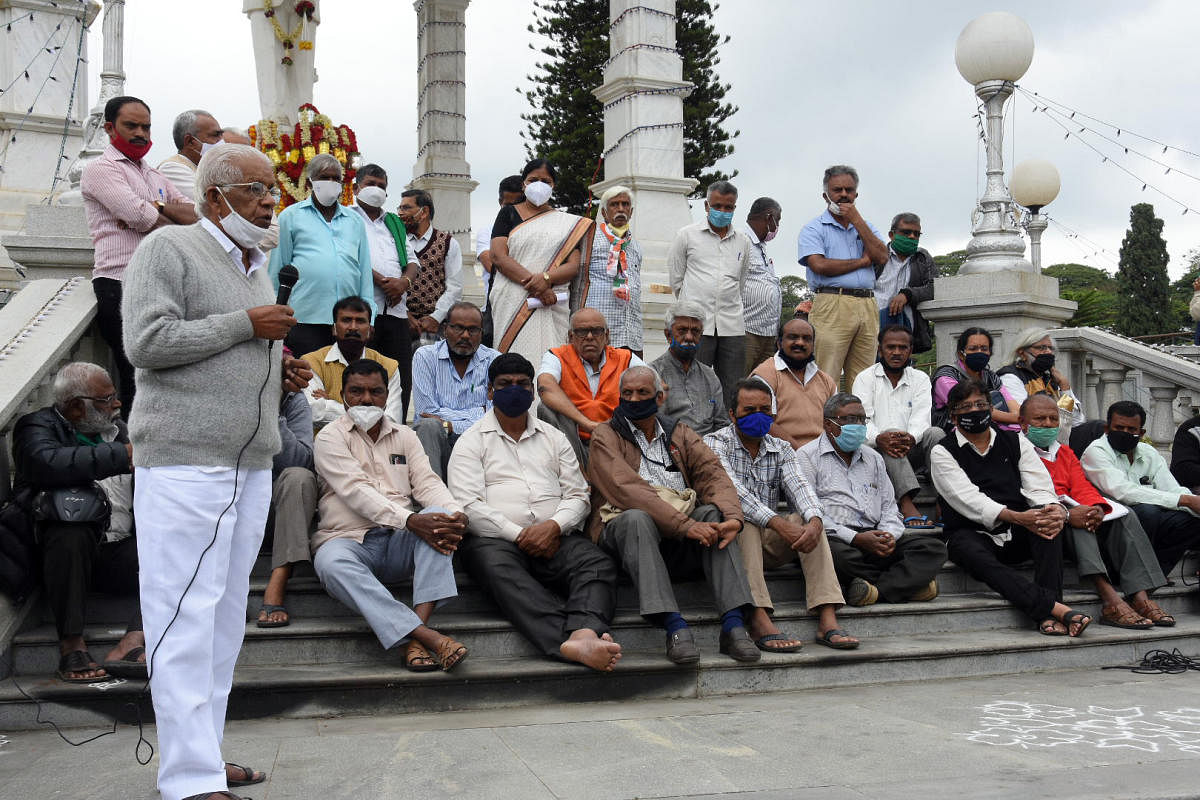 Activist Pa Mallesh addresses members of various organisations, in connection with the bandh in Mysuru on Monday. DH PHOTO
