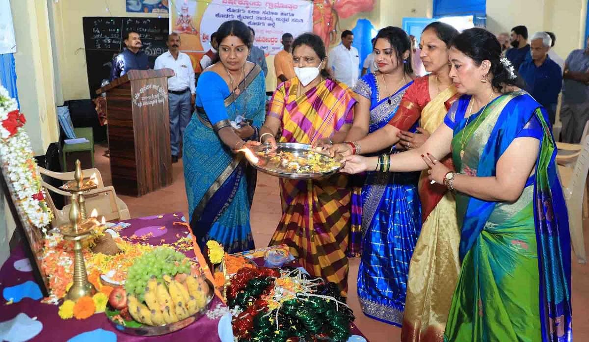 State Women’s Commission chairperson R Prameela Naidu inaugurates Kaivara Thathaiah Jayanthyotsava at Ponnampet.