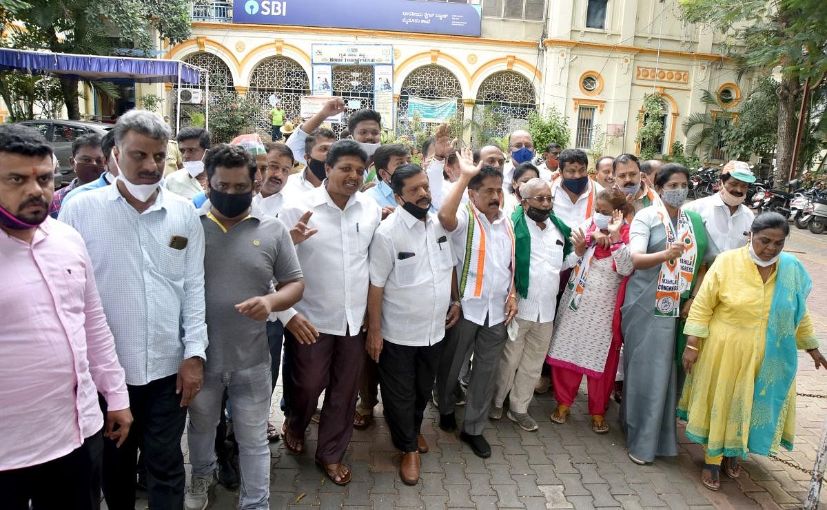 Members of Congress stage a protest against the amendments to farm-related Acts and in support of Bharat Bandh, in front of the State Bank of India in Mysuru on Tuesday.