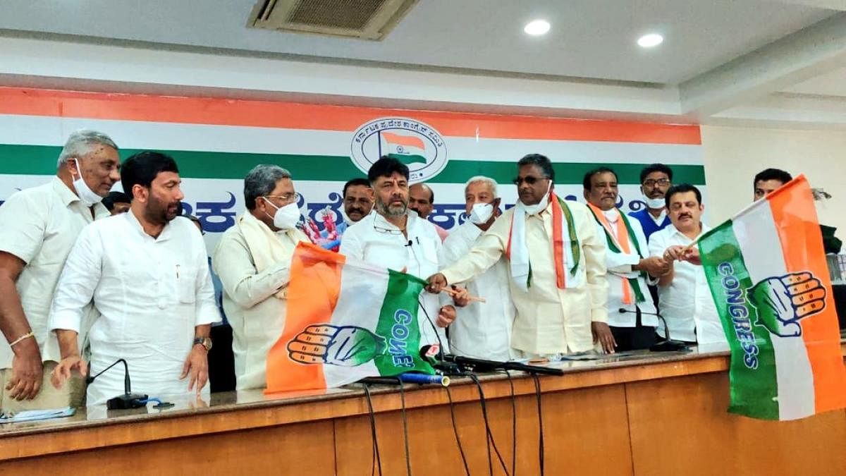 Former minister B A Jeevijaya was re-inducted into Congress party, at the KPCC office in Bengaluru, in the presence of D K Shivakumar and Siddaramaiah. Credit: DH