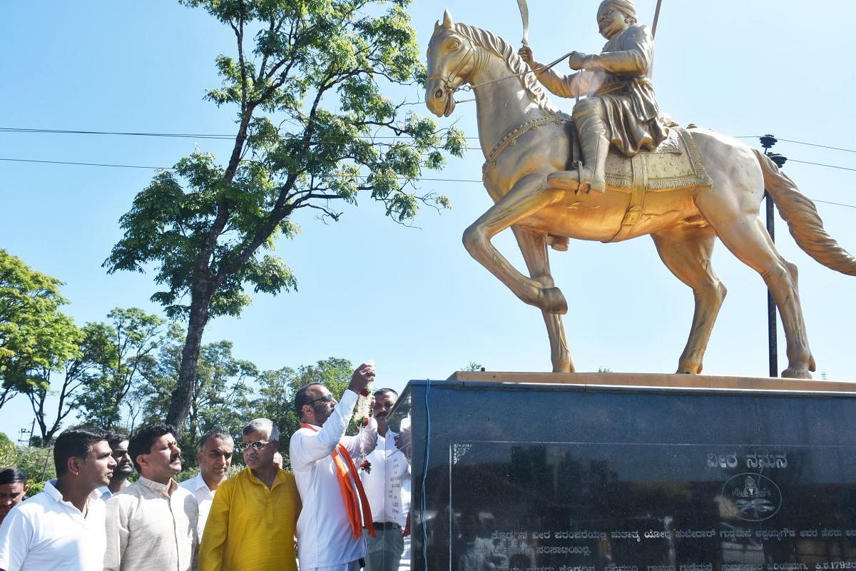 Karnataka state Western Ghats Task Force chairman Shantheyanda Ravi Kushalappa pays tributes to Guddemane Appaiah at Sudarshan Circle in Madikeri on Friday.